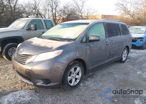 2017 Toyota Sienna Le z USA, uszkodzony, nr VIN 5TDKZ3DC6HS865827